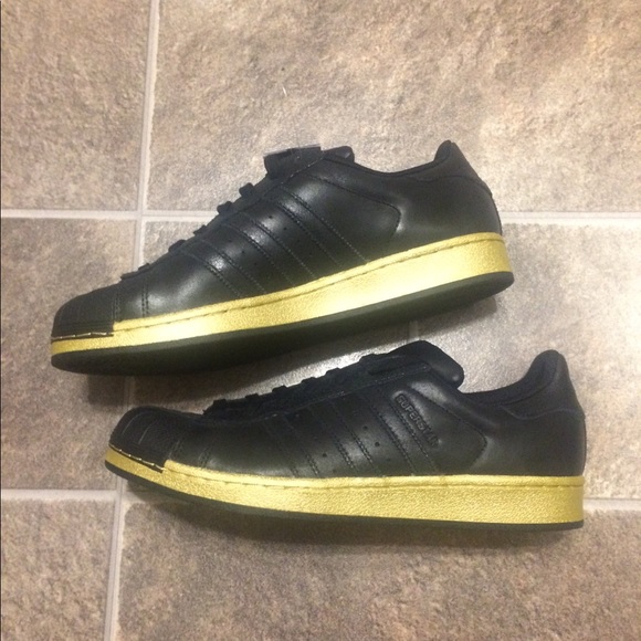 black and yellow shell toe adidas